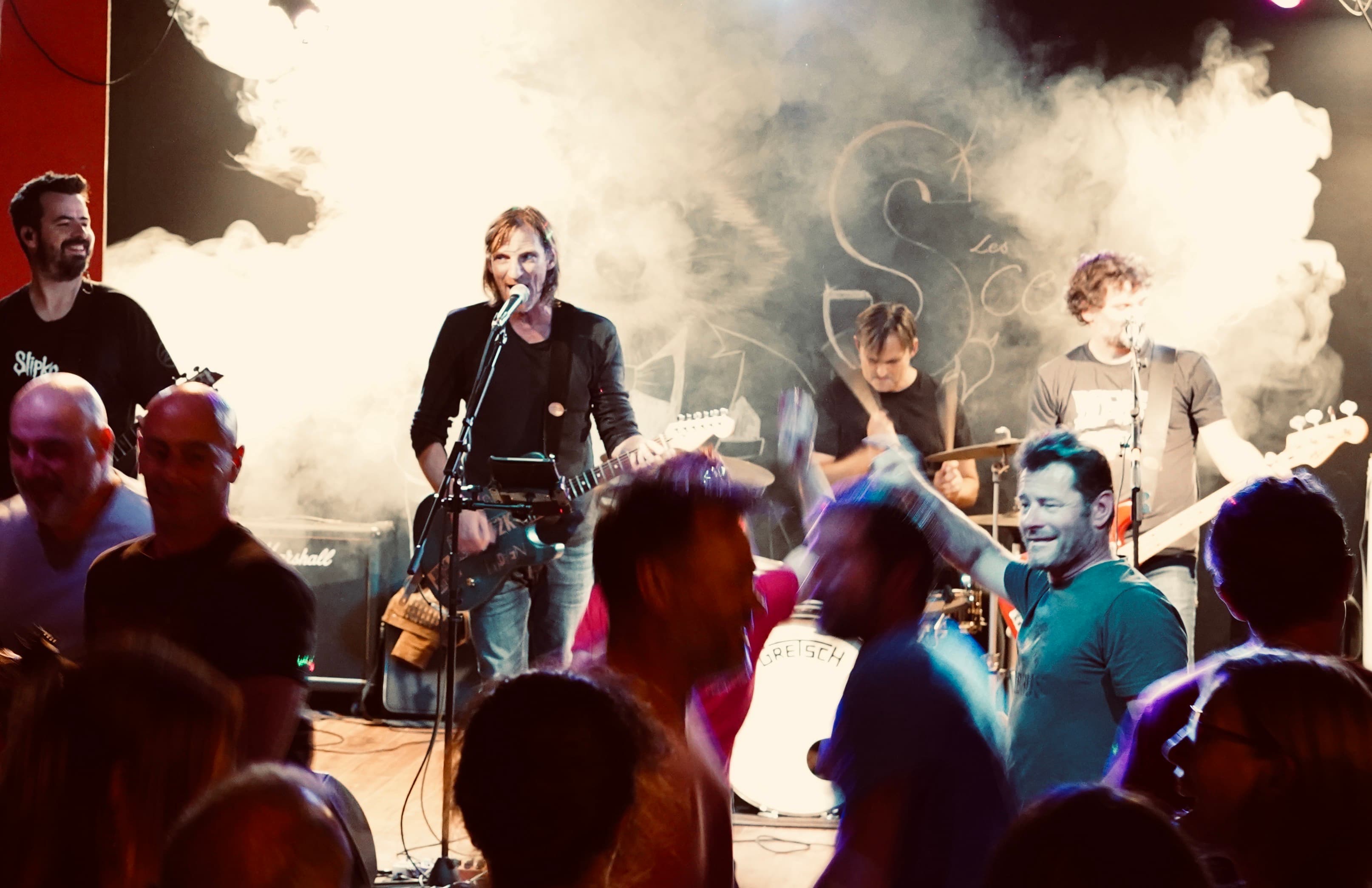 Y2K performance avec fumée