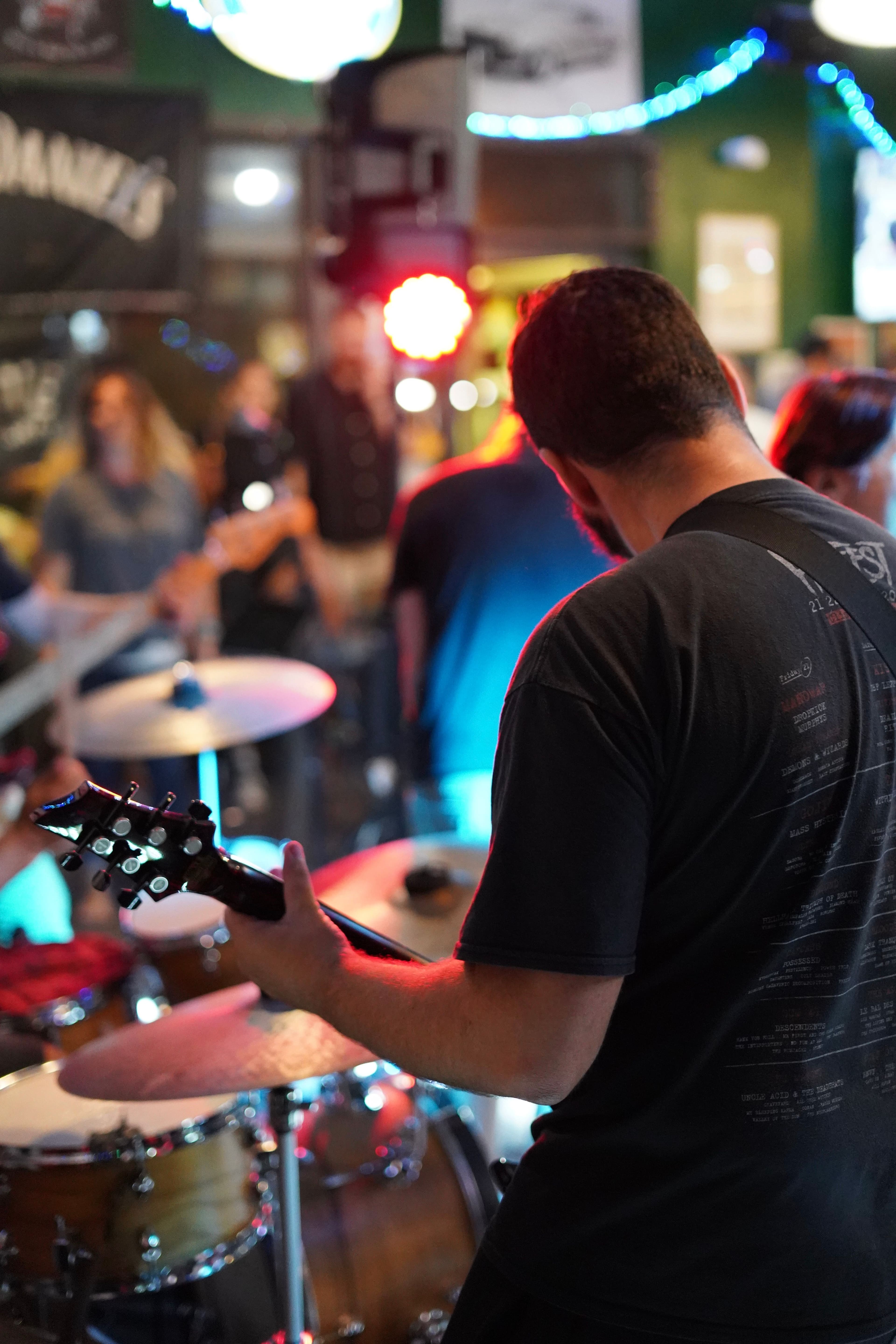 Guitariste de dos en concert